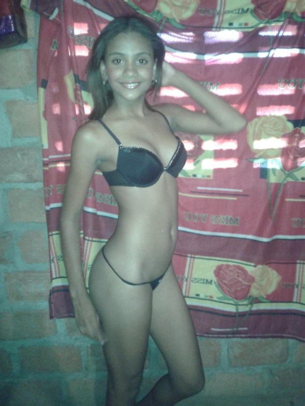 Ninfeta morena do Rio caiu na net mostrando a buceta e cu